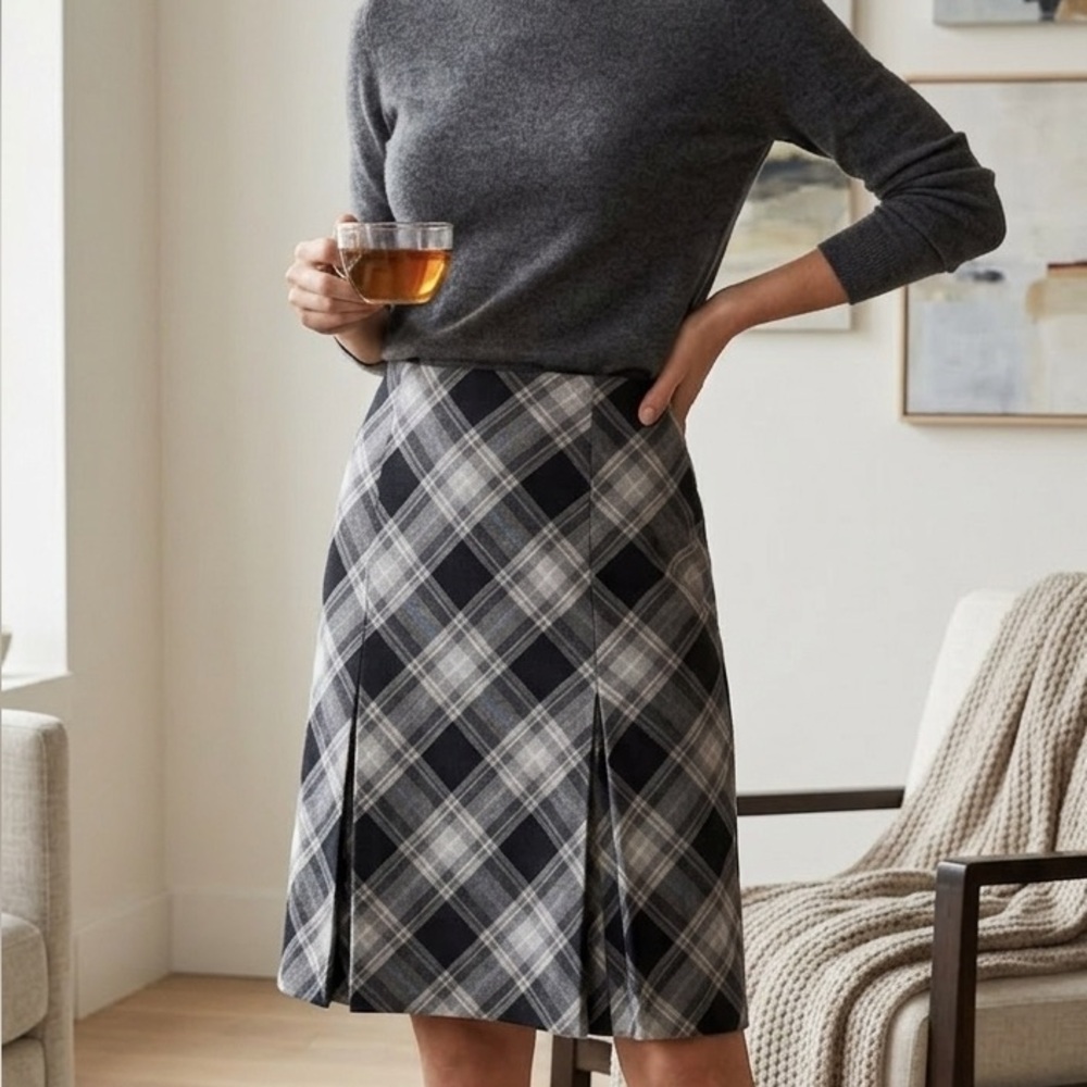 ANNE KLEIN Plaid A-Line Women's Skirt - Black and Gray. Size 8